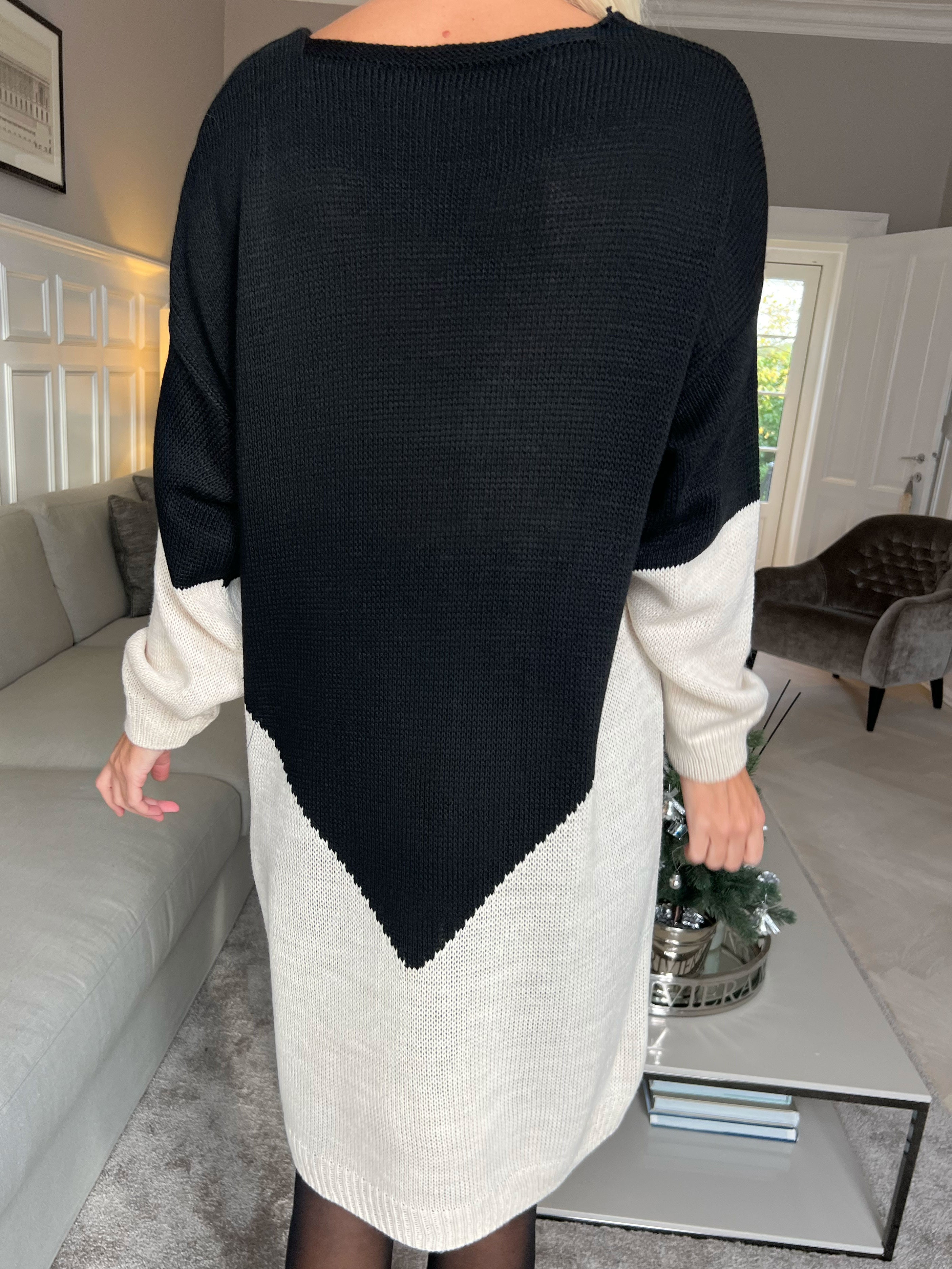 Palermo - Tofarvet strikkjole med amour stående